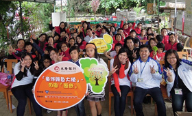 Our volunteers and the children from Tuen Mun District all wear smiley faces to kick start the activity. 