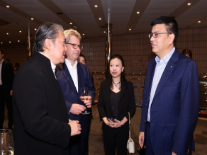 Mr. Hong Bo, CEO of CMB Wing Lung Bank (1st from the right), shared and exchanged insights on culture and the arts with Mr. Benedikt Fohr, Chief Executive of the HK Phil (2nd from the left), and Maestro Yu Long, Principal Guest Conductor (1st from the left).