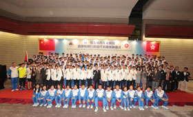 All the guests took a group photo after the Flag Presentation Ceremony of The 1st National Youth Games.