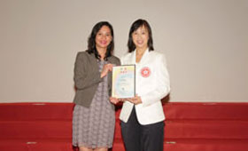 Ms. Venus Lee (left), Head of Corporate Communications of CMB Wing Lung Bank, received the appreciation certificate from Ms. Michelle Li, Director of Leisure and Cultural Services Department.