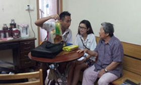 Our CMB Wing Lung volunteer team showed their care to the elderly through the visit.