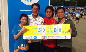 Participated colleagues gave their support to fight against AIDS and finished the run within an hour.