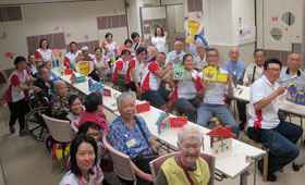 The elderly and volunteers made photo frames with their creativity. 