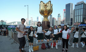 Volunteers and students visited various landmarks in Hong Kong.