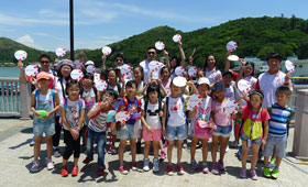A group photo of our volunteers and children at Tai O Pier as a kick off of the day.