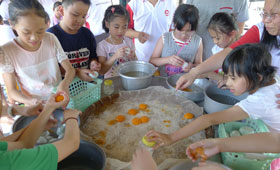 The children made their concentrated efforts on making their own sun-dried duck egg yolks.