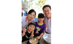 CMB Wing Lung volunteers and children made bread together.