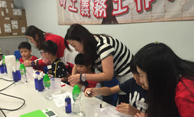 CMB Wing Lung Volunteer Team and children measured the ingredients for their natural mosquito repellent.