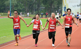 Colleagues joined hands to run towards the goal, showing their unbeatable team spirit.