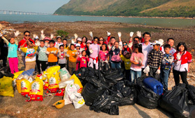 CMB Wing Lung Volunteer Team and the students collected over 10 bags of rubbish from the pebble beach in just 1 hour.