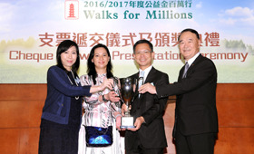 Mr. Derek Chung (2nd from right), Assistant General Manager and Head of Retail Banking, together with Ms. Venus Lee (2nd from left), Head of Corporate Communications of CMB Wing Lung Bank presented the cheque to The Community Chest on behalf of the Bank and received a trophy as a token of appreciation.