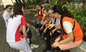 The volunteers chatted with the elderlies living in Kwun Tong to get deeper understanding of their daily life and to send them love and care. 