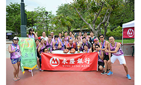 Colleagues celebrated the outstanding performance of Wing Lung Dragon Boat Team after the race.