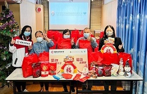 Elderly representatives are happy to receive the CMB Wing Lung Winter Solstice Festival Food Packs.