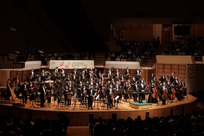 HK Phil's Resident Conductor Lio Kuokman, HK Phil joined hands with violinist Nancy Zhou to present audience the widely-loved Butterfly Lovers Violin Concerto, Mussorgsky's masterpiece – Pictures at an Exhibition, and Chen Qigang's The Five Elements.