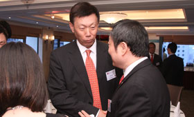Mr. Zhu Qi (left), Chief Executive Officer of CMB Wing Lung Bank, attended the Launch Event cum Forum of the Directors of the Year Awards 2013.