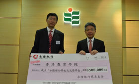 本行行政总裁朱琦（左）将支票颁赠予香港教育学院校长张仁良教授。