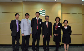 本行行政总裁朱琦（左三）及管理层与香港教育学院校长张仁良教授（右三）合照。