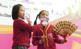 小學生們透過輕鬆的趣劇表達她們支持環保。