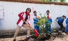 儀式中特別安排招商永隆義工隊與師生們一起栽種8棵松樹，以紀念本行80周年。