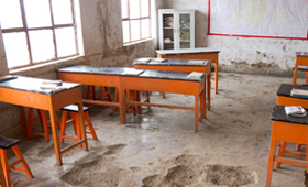 重建前的教室显得残旧，影响学习情绪。