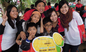 Our volunteers and the children from Tuen Mun District all wear smiley faces to kick start the activity.