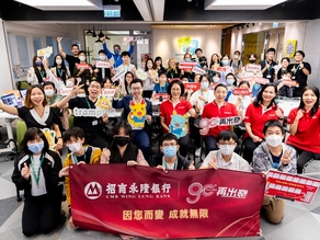 The Group photo of Ms. Bian Lian, Chief Business Officer of the Bank (Middle of the 2nd Row), Mr. Nixon Cheung, General Manager of Tramplus (Left Three of the 2nd Row) and those course tutors and the participated students.