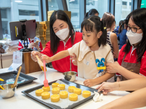 The volunteers from the Bank teamed up with children to create delightful classic custard mooncakes, fostering a spirit of collaboration and togetherness.
