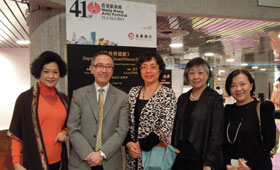 本行助理總經理宋麗華（中）與《慈禧與德齡》導演毛俊輝（左二）及香港藝術節行政總監何嘉坤（右二）合照。