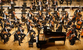 The National Day Concert 2015 began with Tchaikovsky’s immortal Piano Concerto no. 1, played by the emerging piano star Niu Niu (real name: Zhang Shengliang).