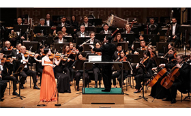 中國小提琴家王之炅、指揮家黃屹及港樂一眾樂手於「國慶音樂會」上演奏美妙的音樂巨著。
