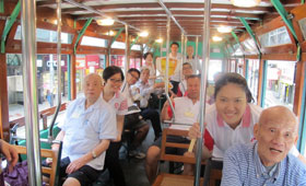 长者喜与义工乘坐电车游港岛。