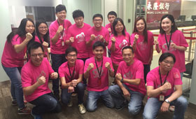 太子分行的同事特别为活动订制了粉红色的T-恤，并印有「Don’t be negative」的字句，传递乐观的讯息。