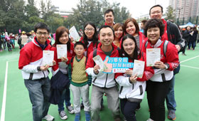 A certificate of merit is distributed to CMB Wing Lung Bank colleagues as a token of appreciation for completing the walk.