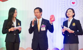 Mr. Derek Chung (center) shared tips of using bank services and presented red packets to the senior citizens on behalf of the Bank.