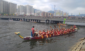 招商永隆龙舟队在热闹的锣鼓声及打气吶喊声下顺利完成两场赛事,更在「中龙混合公开赛─永隆银行杯」中勇夺亚军。