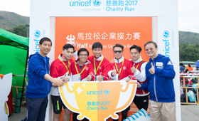參加「企業接力賽」的5位同事為支持UNICEF全力跑。