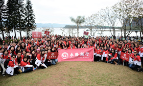 陣容強大的招商永隆銀行團隊，一起於馬鞍山公園拍下2017年度公益金「新界區百萬行」的世紀大合照。