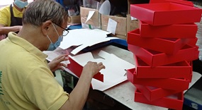 The Bank is grateful to work with Gingko House, which provides elderly with job opportunities for the packaging and preparation of CMB Wing Lung Mooncakes.