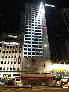 位于中环招商永隆银行大厦之招牌灯箱于「地球一小时2021」活动后的情景。
