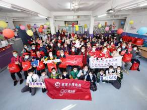 A warm-hearted moment with the beneficiaries in LKSS Tsz Wan Shan Center of Wong Tai Sin District.