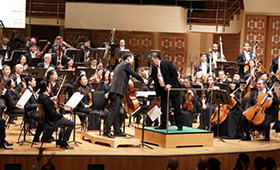 大提琴家秦立巍、首席客席指揮余隆及港樂一眾樂手於「國慶音樂會」上演奏美妙的音樂巨著。