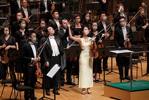 HK Phil's Resident Conductor Lio Kuokman, HK Phil joined hands with violinist Nancy Zhou to present audience the widely-loved Butterfly Lovers Violin Concerto, Mussorgsky's masterpiece – Pictures at an Exhibition, and Chen Qigang's The Five Elements.