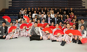 Guests, teachers and students of APAtook a group photo at the cheque presentation ceremony.