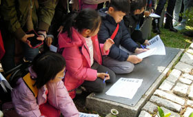 参加活动的小朋友耐心聆听义工的介绍，认识香港的古迹文化。