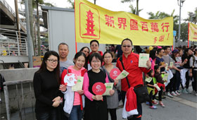 A certificate of merit is distributed to CMB Wing Lung Bank colleagues as a token of appreciation for completing the walk.