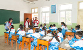 招商永隆义工队参观学童的上课情况，更被他们的努力所打动。